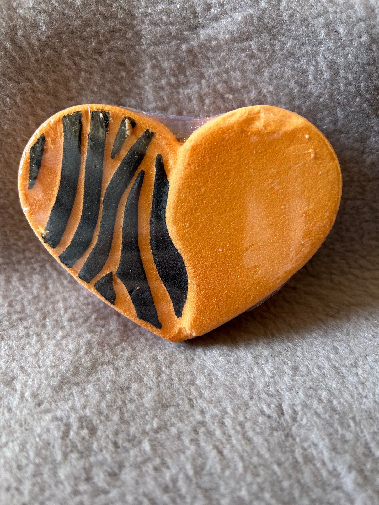 Leopard large heart bath bombs