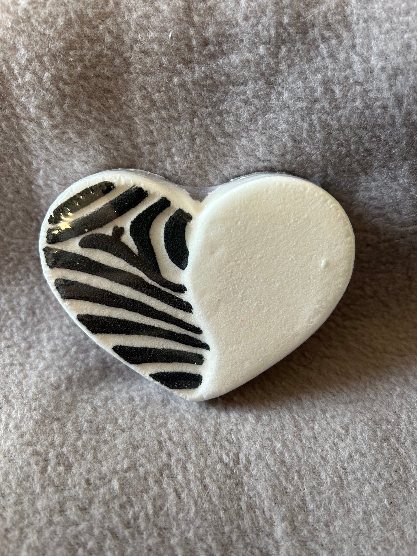 Leopard large heart bath bombs